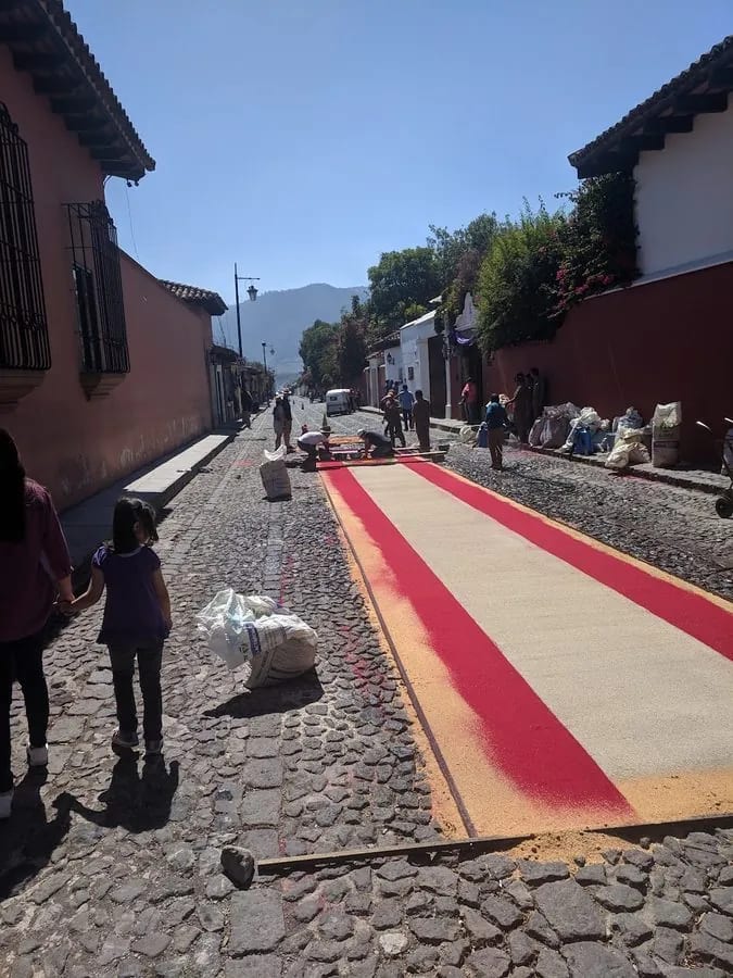 Alfombra de aserrin colorida en la calle durante Semana Santa en Guatemala