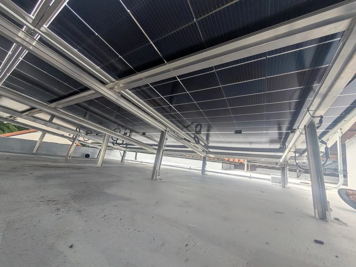 Cara inferior de paneles solares en el tejado antes de instalar optimizadores por panel