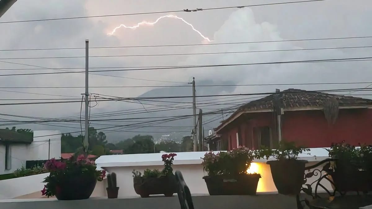 Relampagos cerca de un volcan en erupcion en Guatemala