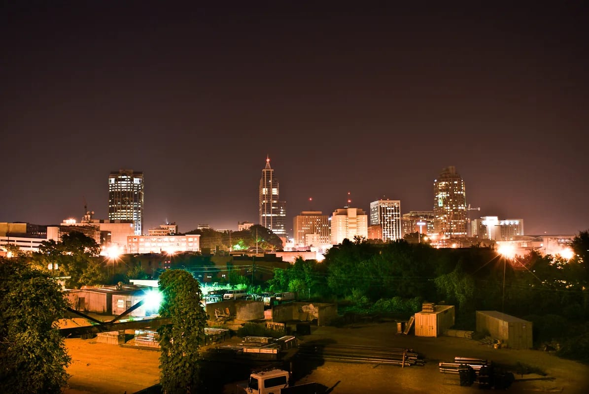 Horizonte del centro de Raleigh, Carolina del Norte, EE.UU., desde la Avenida Boylan