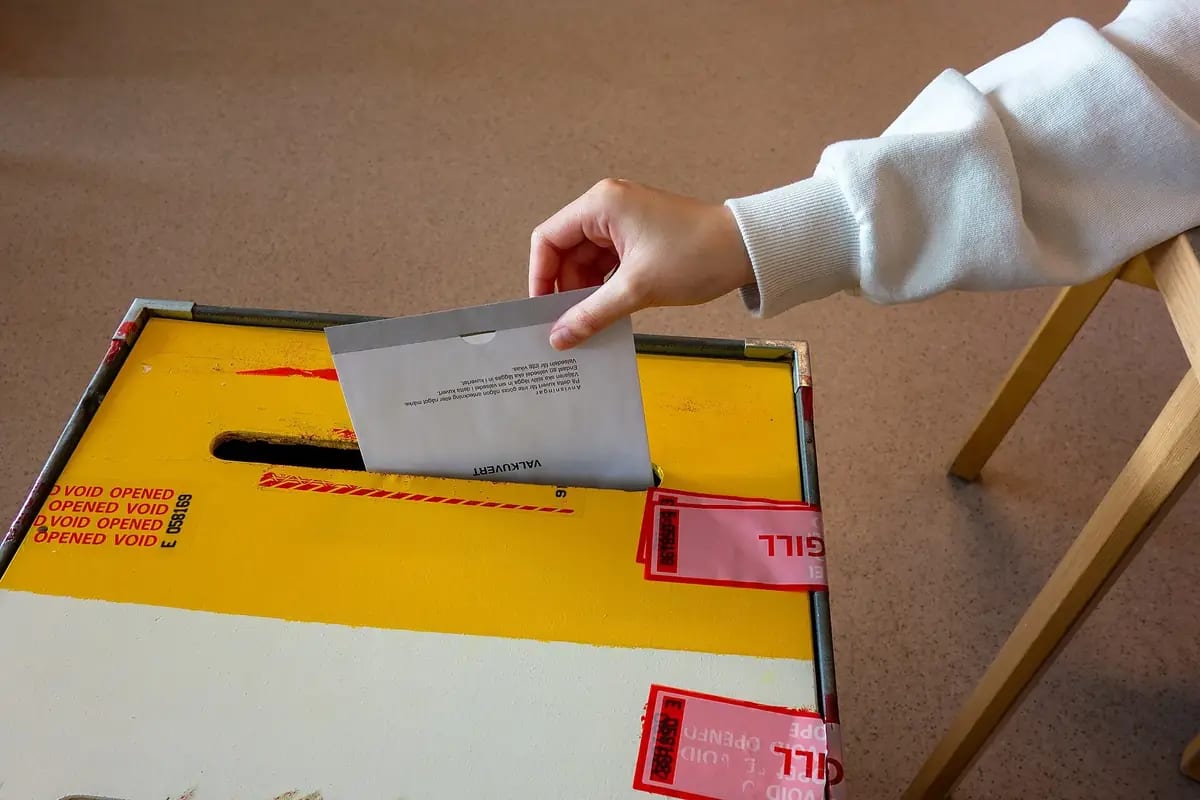 Ballot box illustrating the right to vote from abroad for Guatemalan citizens