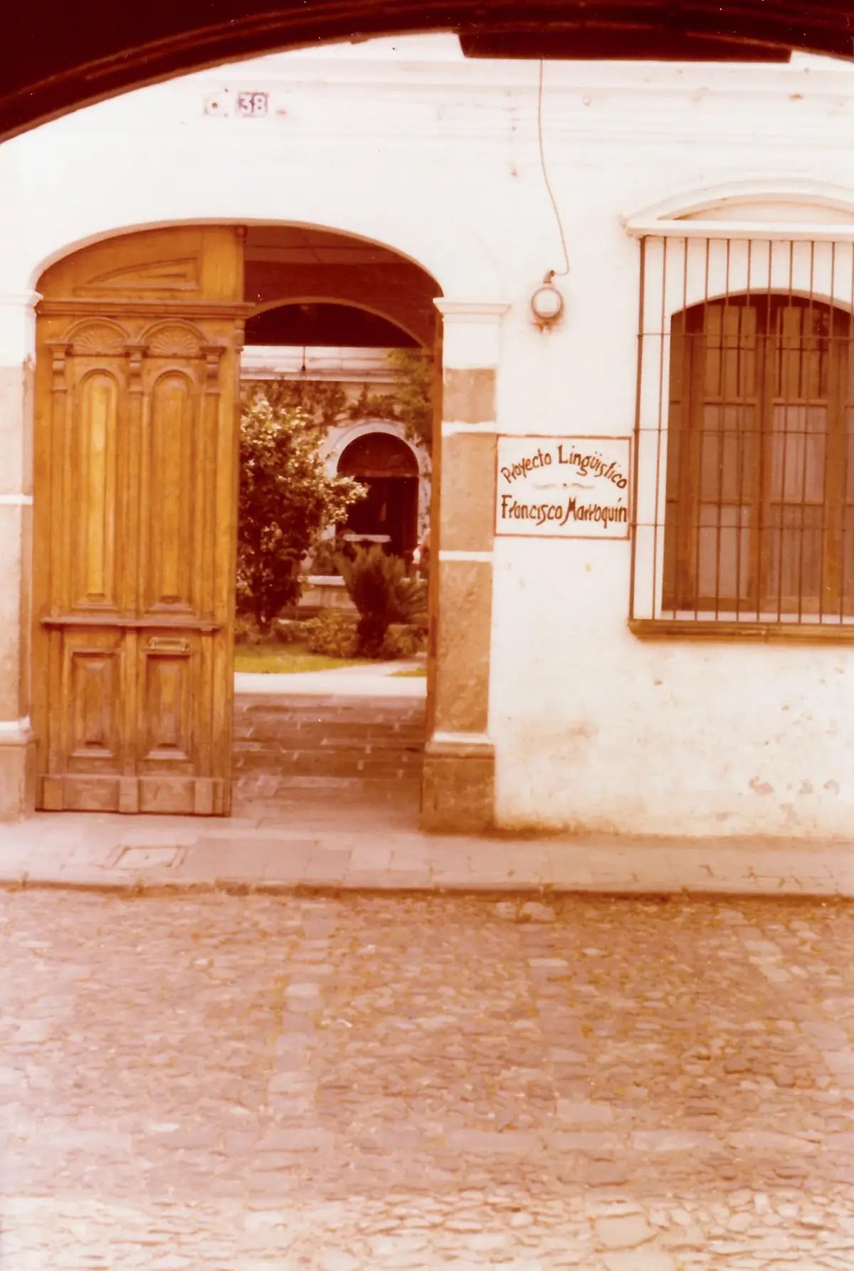 Puerta colonial colorida en Antigua Guatemala en el barrio de las escuelas de espanol