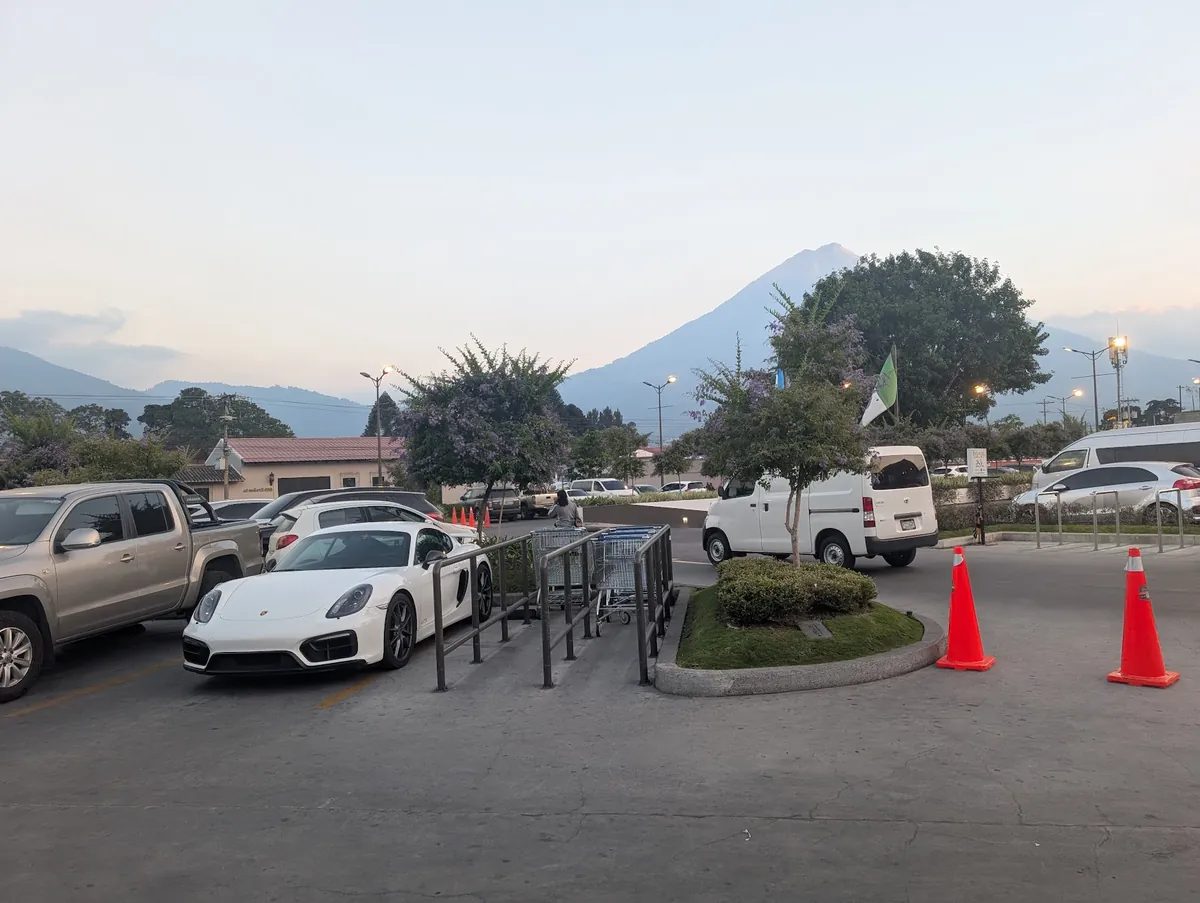 Volcan de Agua visto desde el estacionamiento de Antigua Telares en Antigua Guatemala