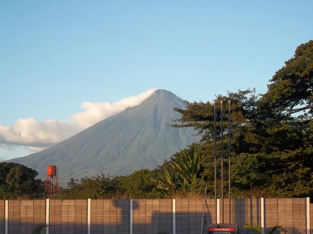 Volcan de Agua visto desde el departamento de Escuintla, Guatemala