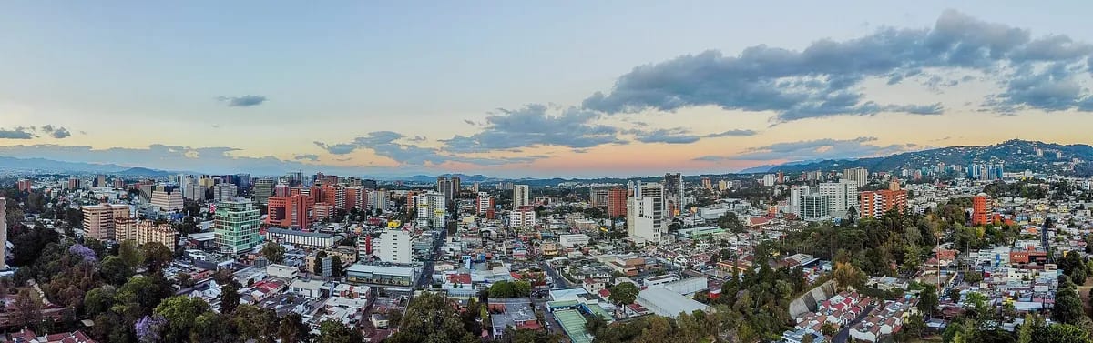 Horizonte de la Zona 10 (Zona Viva) de la ciudad de Guatemala con torres de oficinas modernas