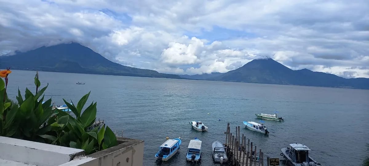 Lago de Atitlan visto desde Panajachel con los volcanes Toliman y Atitlan al fondo