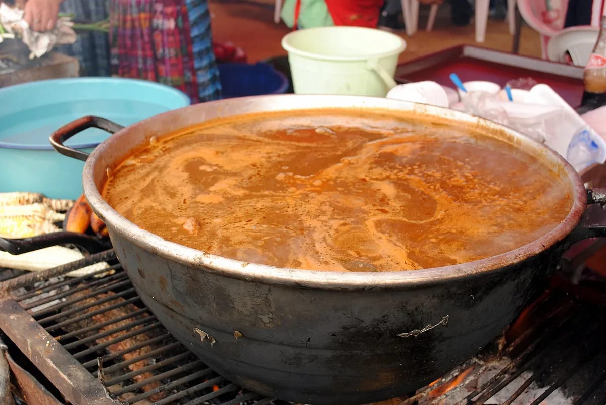 Pepian, un guiso tradicional guatemalteco de carne y especias tostadas en salsa roja