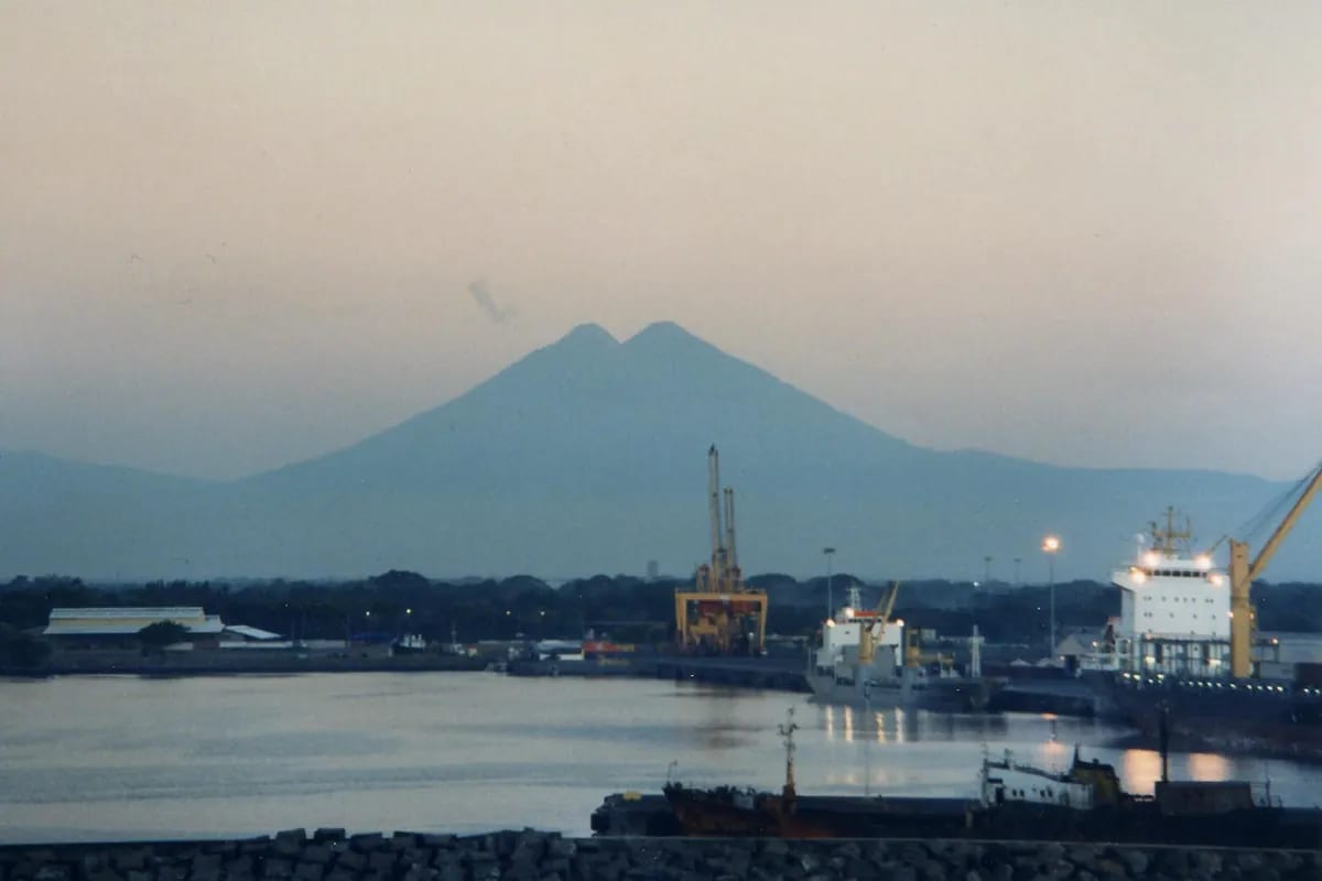 Puerto Quetzal en la costa del Pacifico de Guatemala con el Volcan de Fuego al fondo