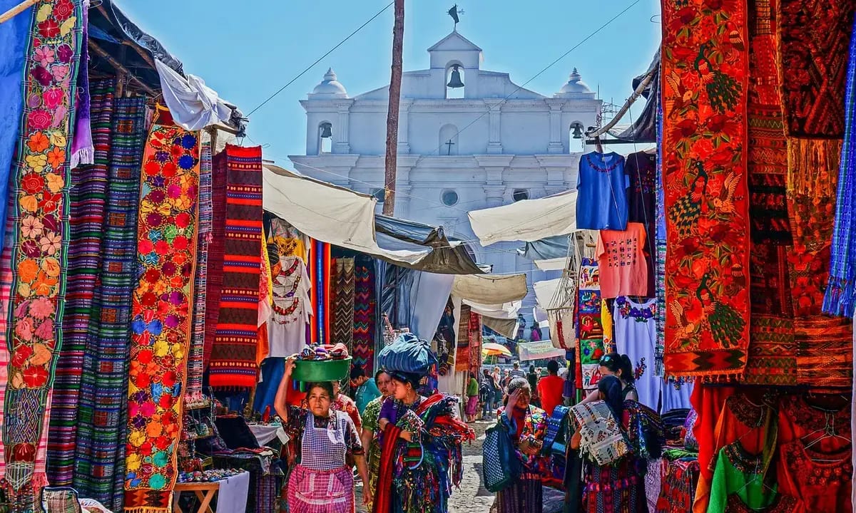 Mercado al aire libre con textiles y artesanias en Chichicastenango, Quiche, Guatemala