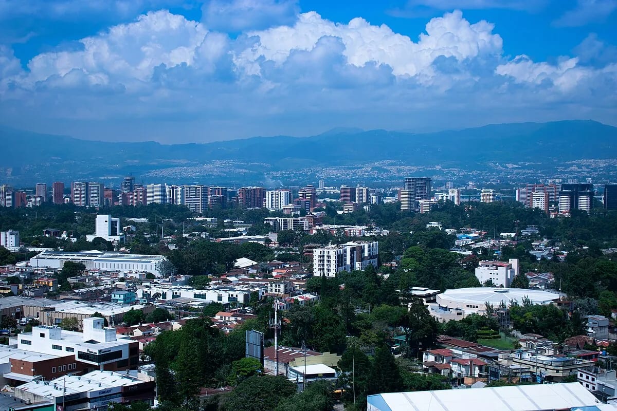 Horizonte de la Zona 14 en la ciudad de Guatemala con torres de oficinas modernas