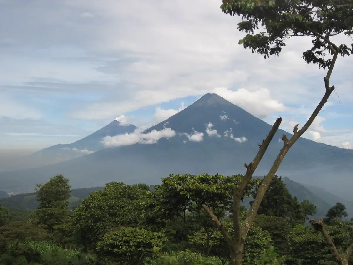 El Volcan de Fuego en erupcion junto al Volcan Acatenango en Guatemala