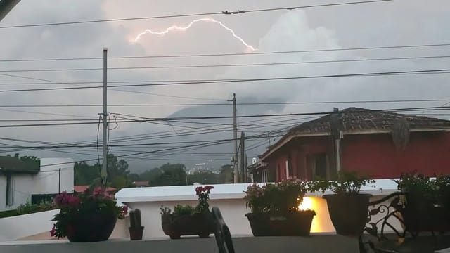 ¿Está Haciendo Erupción el Volcán Santiaguito Ahora? Monitor en Vivo 2026