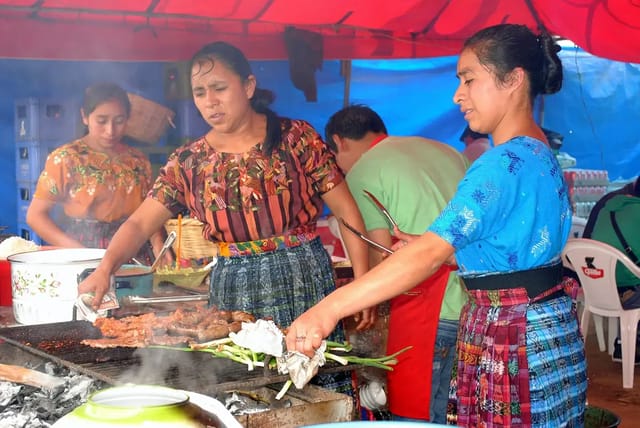 Clases de Cocina en Antigua 2026: $90 Cocina Guatemalteca Autentica con Operadores 5.0