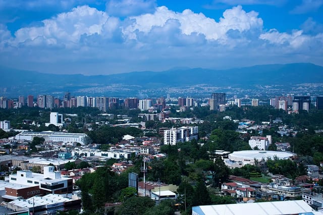 Cuanto Cobra un Albanil en Guatemala 2026: Precios por Dia y por Metro