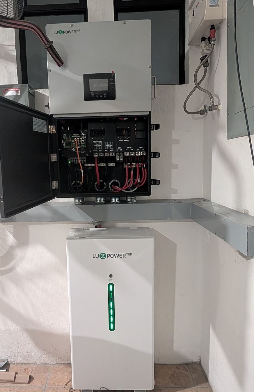 Inversor hibrido Luxpowertek LXP-LBUS-12K con panel de cableado abierto y bateria POWERGEM PRO 14.3 kWh