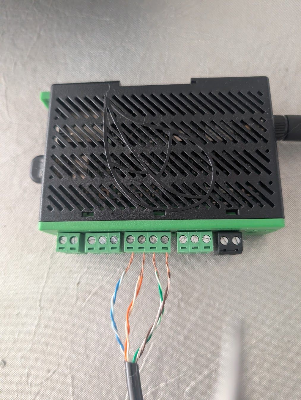 Gateway Tigo CCA con cableado Ethernet conectado para monitoreo de paneles solares