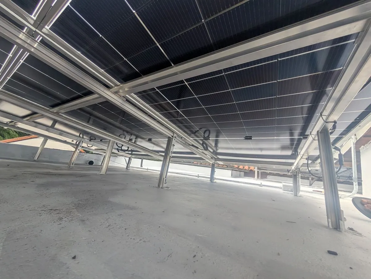 Parte inferior de los paneles solares mostrando la estructura de aluminio y cajas de conexion antes de la instalacion de optimizadores Tigo