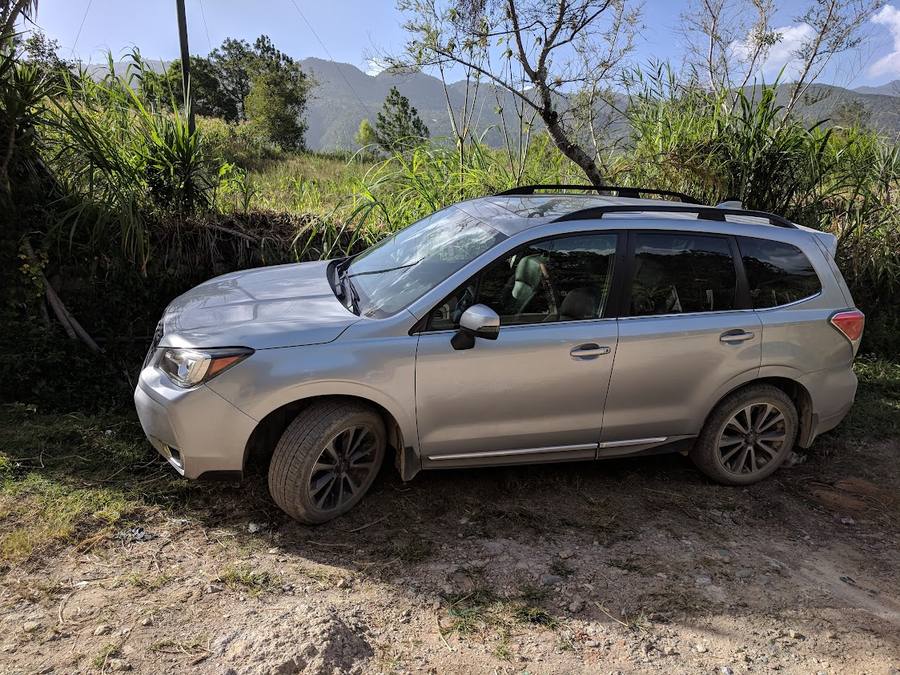 Subaru con llantas embarradas en Aguacatán