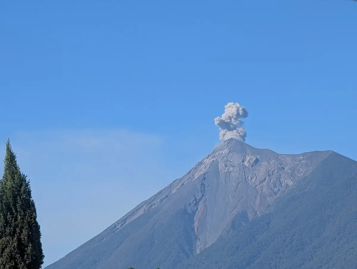 Volcan de Fuego expulsando una columna de ceniza en una manana despejada