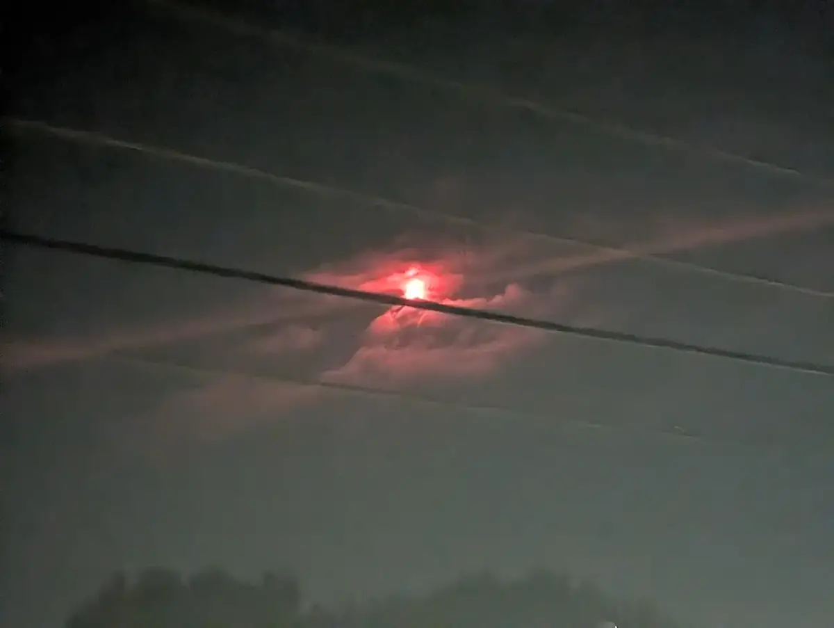 Volcan de Fuego de noche con resplandor rojo bajo las nubes