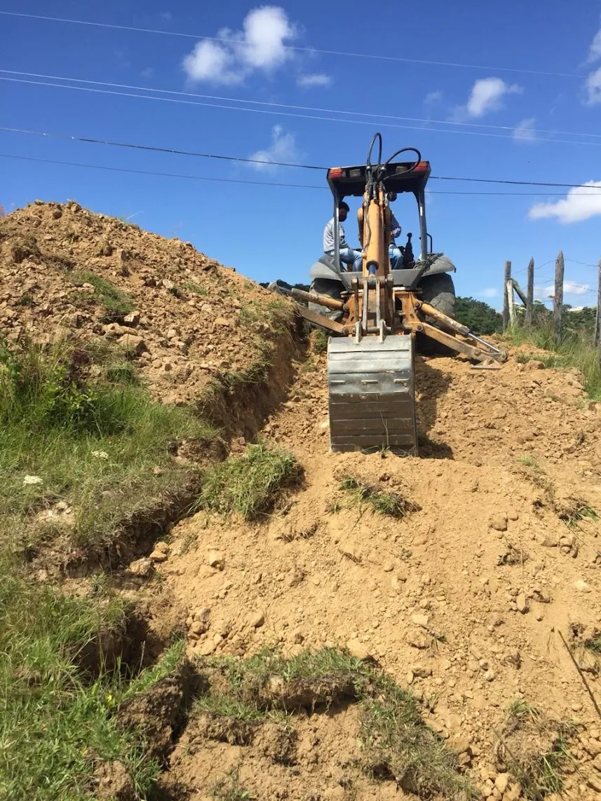 Retroexcavadora excavando para los cimientos de una casa en Huehuetenango