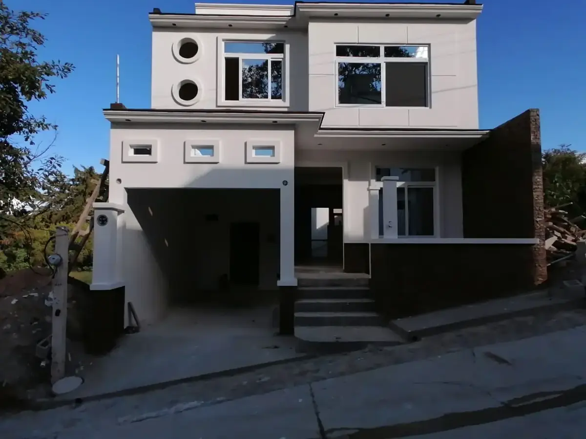 Fachada de casa de dos niveles con acabados, Huehuetenango