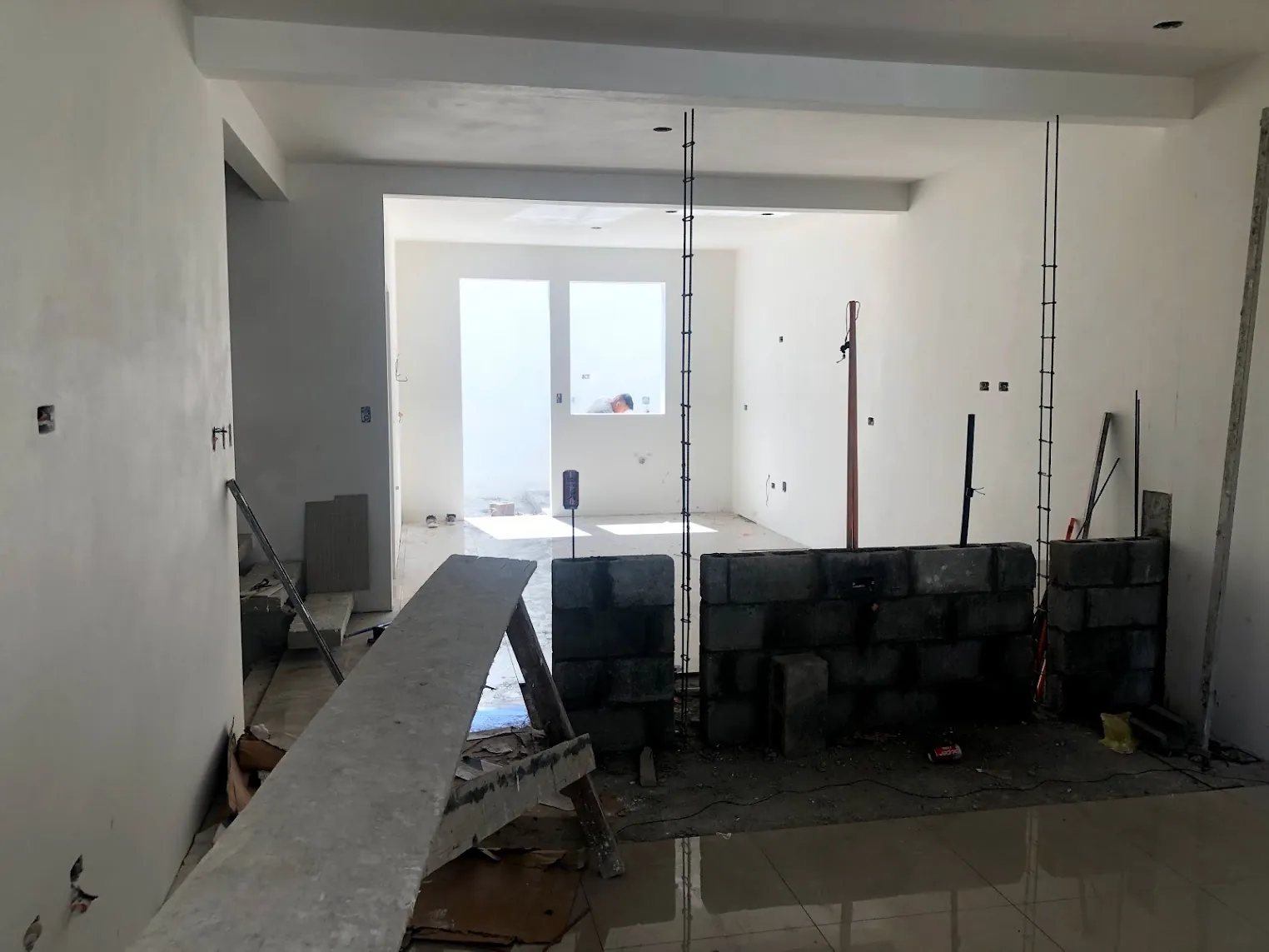 Interior de una casa en construccion con muros de block y piso ceramico