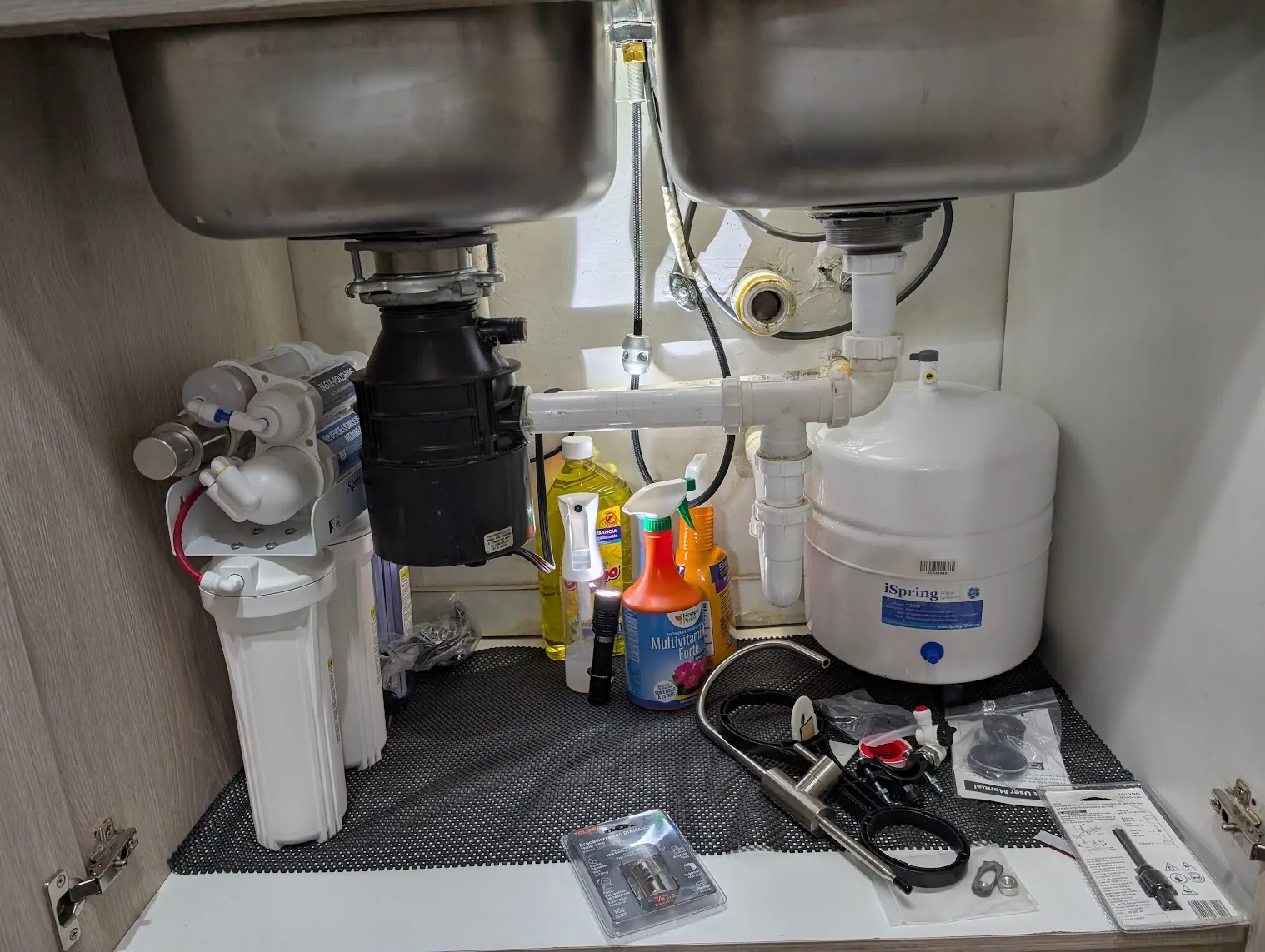 Filtro de osmosis inversa de siete etapas instalado bajo un fregadero