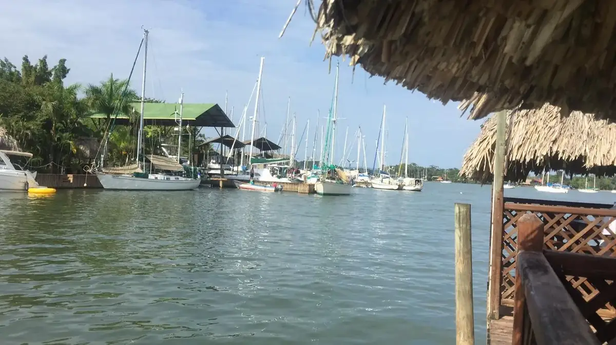 Veleros en una marina del Rio Dulce vistos desde un restaurante