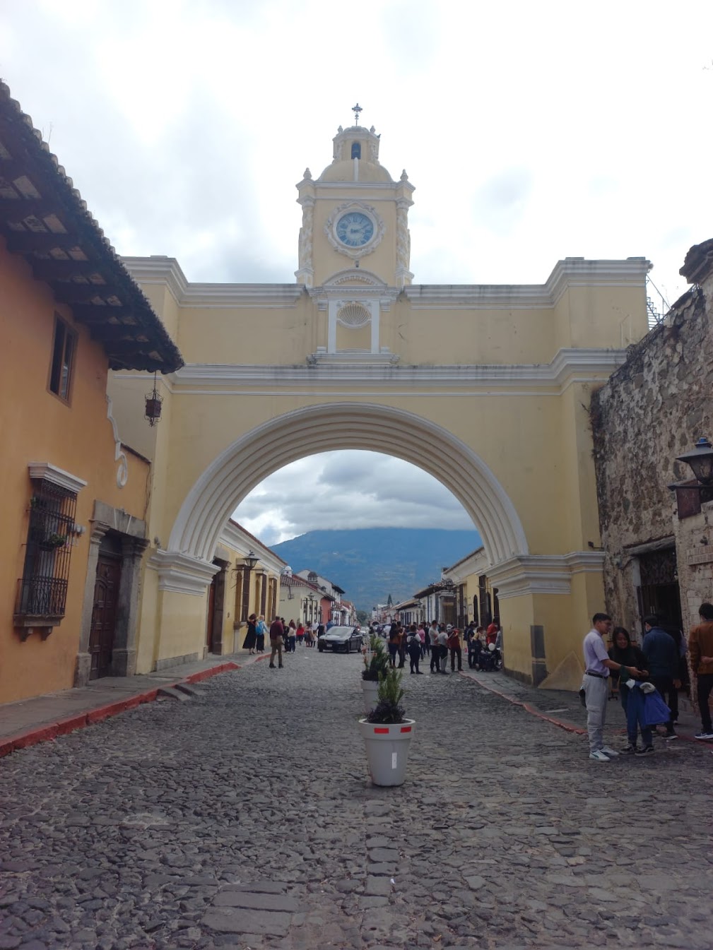 Bancos y Cajeros en Antigua Guatemala: Horarios, Comisiones y Tarjetas (2026)
